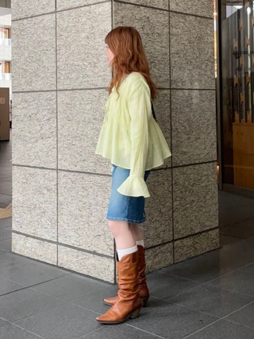 グリーン系のシャツ/ブラウスを着用したレディースの春コーディネートの3枚目の写真