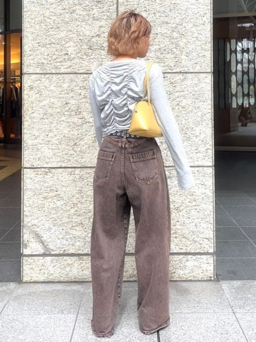 ブラウン系のデニムパンツ、グレー系のカーディガン/ボレロを着用したレディースの秋コーディネートの2枚目の写真