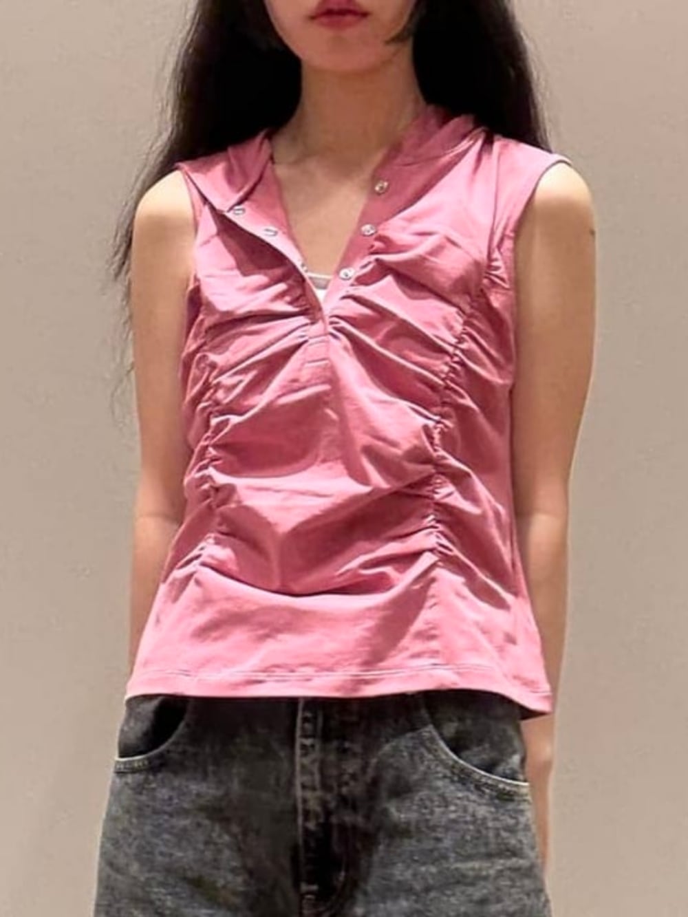 ピンク系のサンダル、ピンク系のTシャツ/カットソー、ブラック系のデニムパンツを着用したレディースの夏コーディネートの2枚目の写真