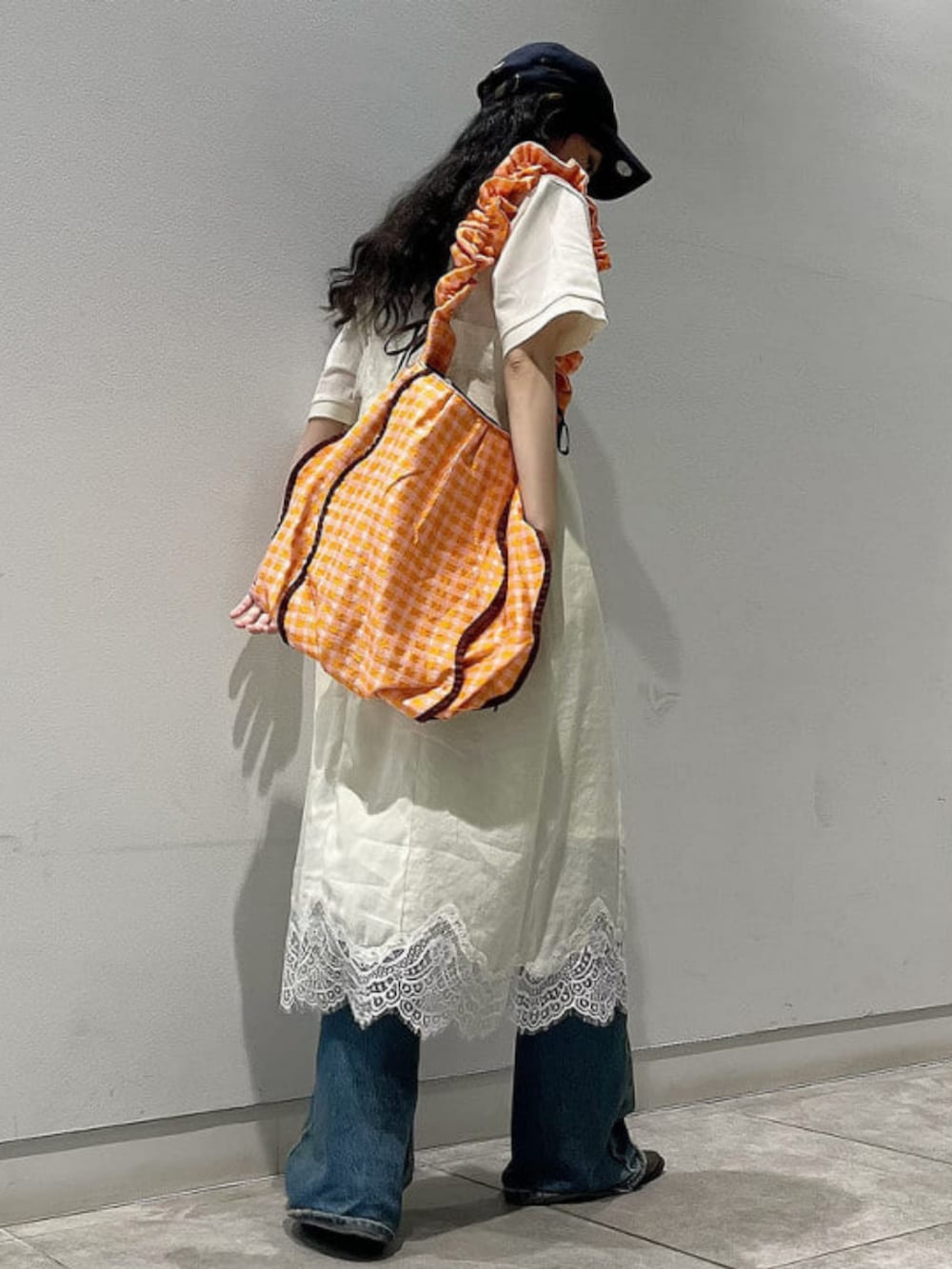 ベージュ系のTシャツ/カットソー、ホワイト系のワンピース、オレンジ系のトートバッグを着用したレディースの夏コーディネートの2枚目の写真