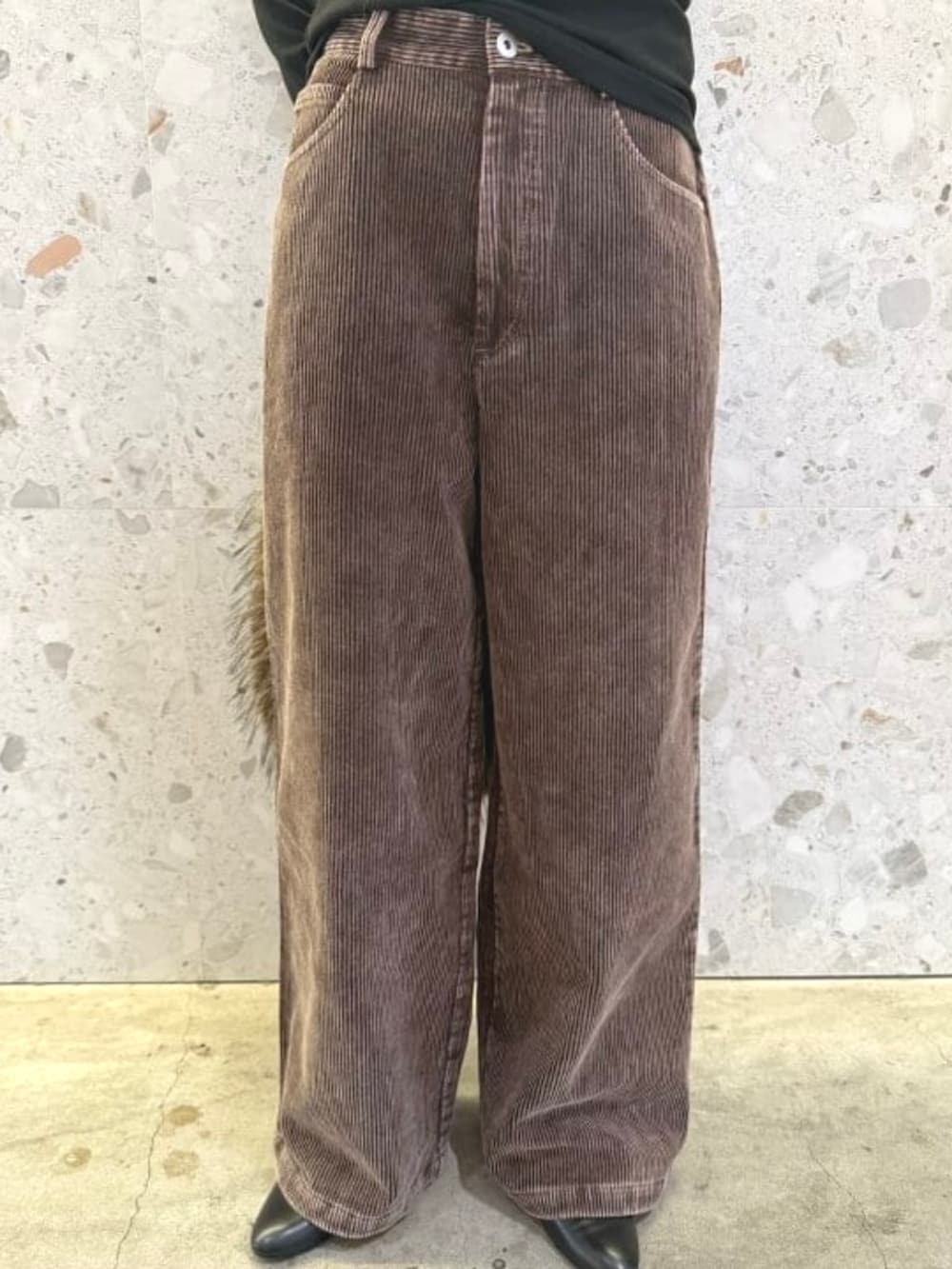 ブラウン系のその他パンツ、ブラウン系のトートバッグ、ブラック系のTシャツ/カットソーを着用したレディースの秋コーディネートの3枚目の写真