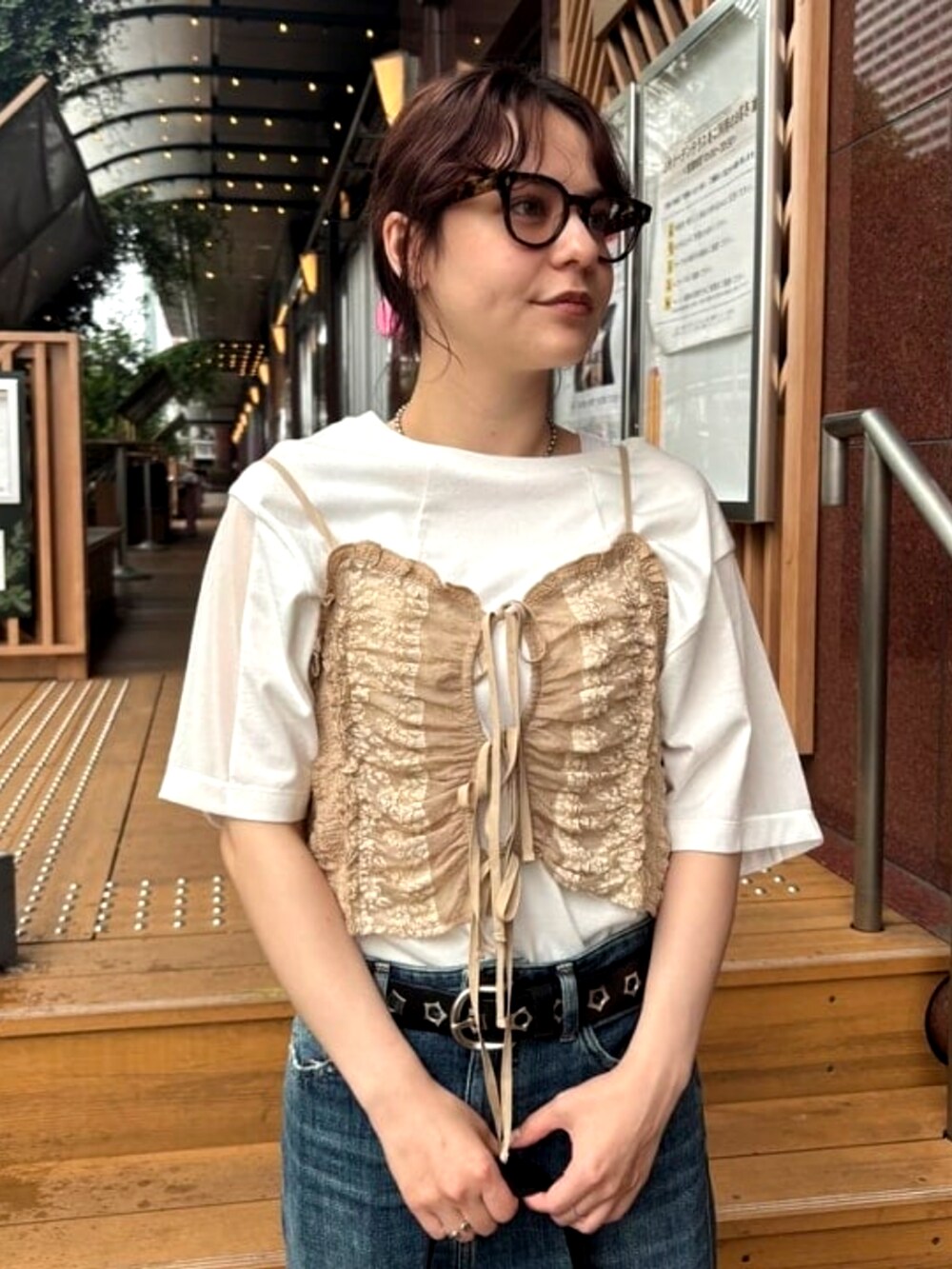 ブラック系のトートバッグ、ベージュ系のシャツ/ブラウス、ホワイト系のTシャツ/カットソーを着用したレディースの夏コーディネートの2枚目の写真