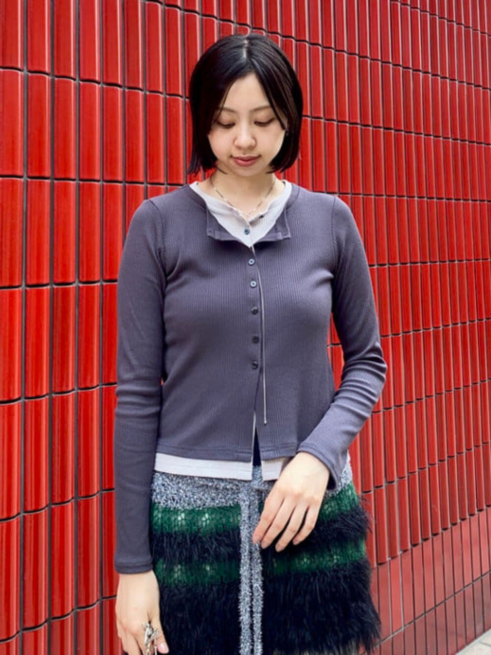 ブラック系のショルダーバッグ、グレー系のカーディガン/ボレロ、ブラック系のその他パンツを着用したレディースの秋コーディネートの2枚目の写真