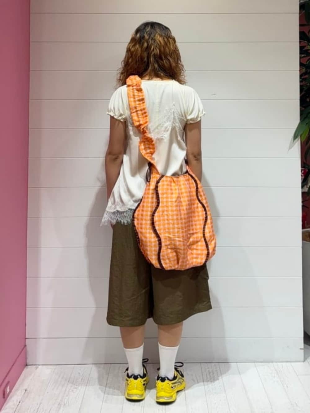 ホワイト系のシャツ/ブラウス、グリーン系のカーゴパンツ、ホワイト系のTシャツ/カットソーを着用したレディースの夏コーディネートの2枚目の写真