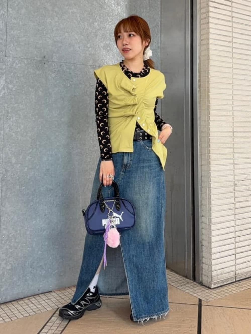 ブルー系のハンドバッグ、グリーン系のTシャツ/カットソーを着用したレディースの夏コーディネートの2枚目の写真