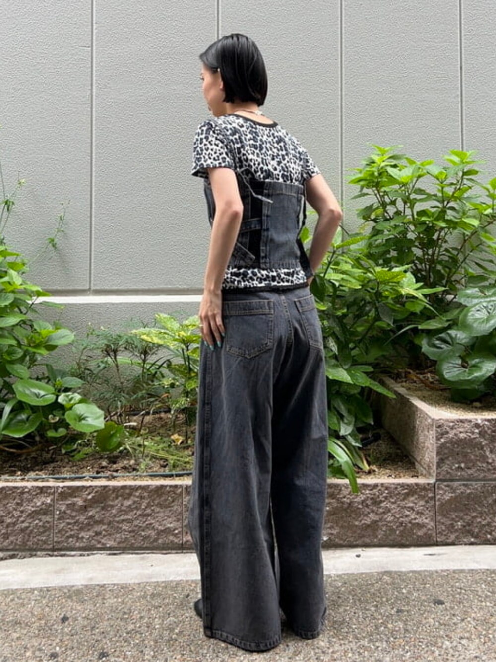 ブルー系のデニムパンツ、ブルー系のキャミソール、ブルー系のTシャツ/カットソーを着用したレディースの春コーディネートの3枚目の写真