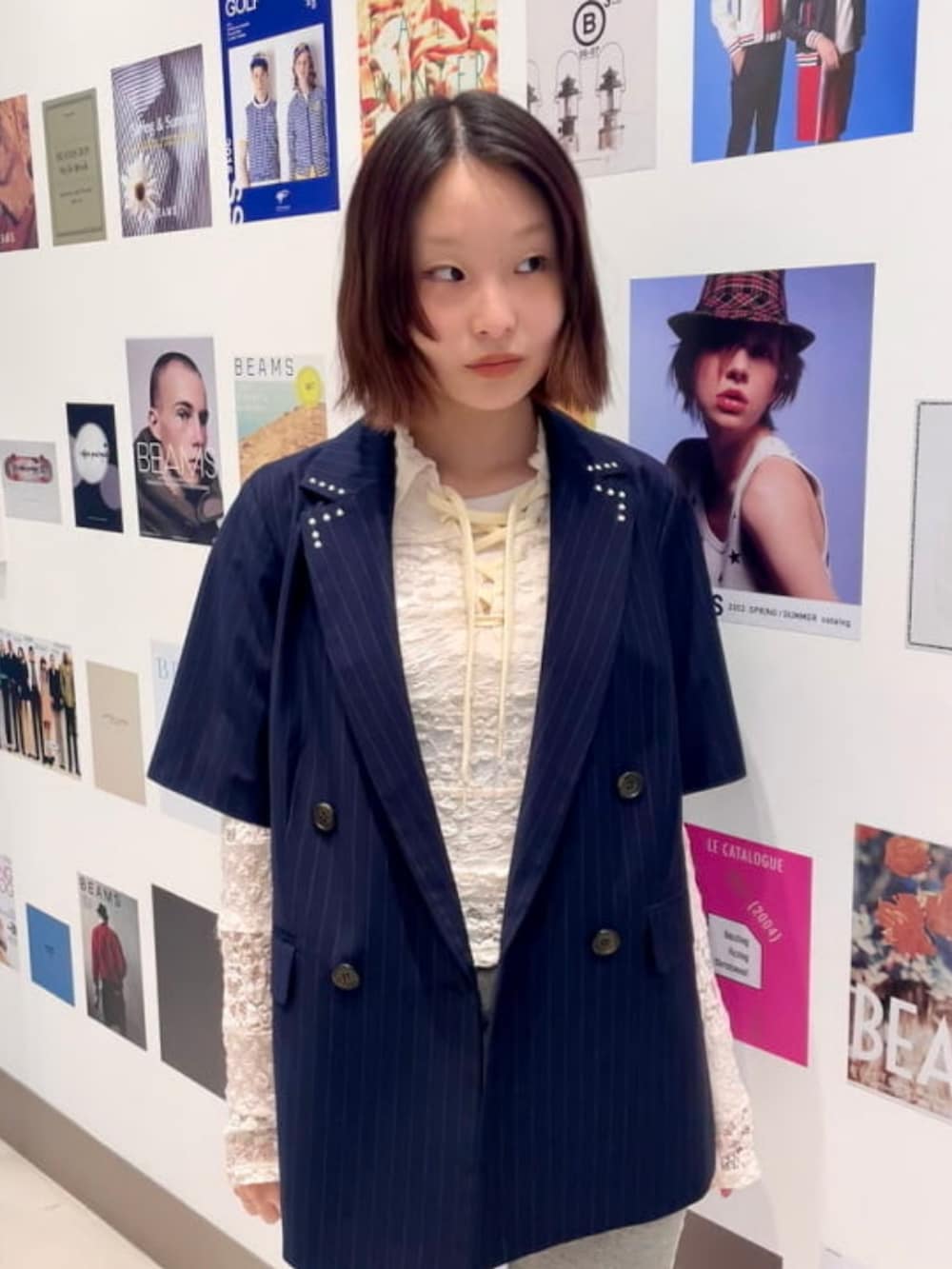 グレー系のその他パンツ、ブルー系のテーラードジャケット、ブラック系のパンプスを着用したレディースの夏コーディネートの2枚目の写真