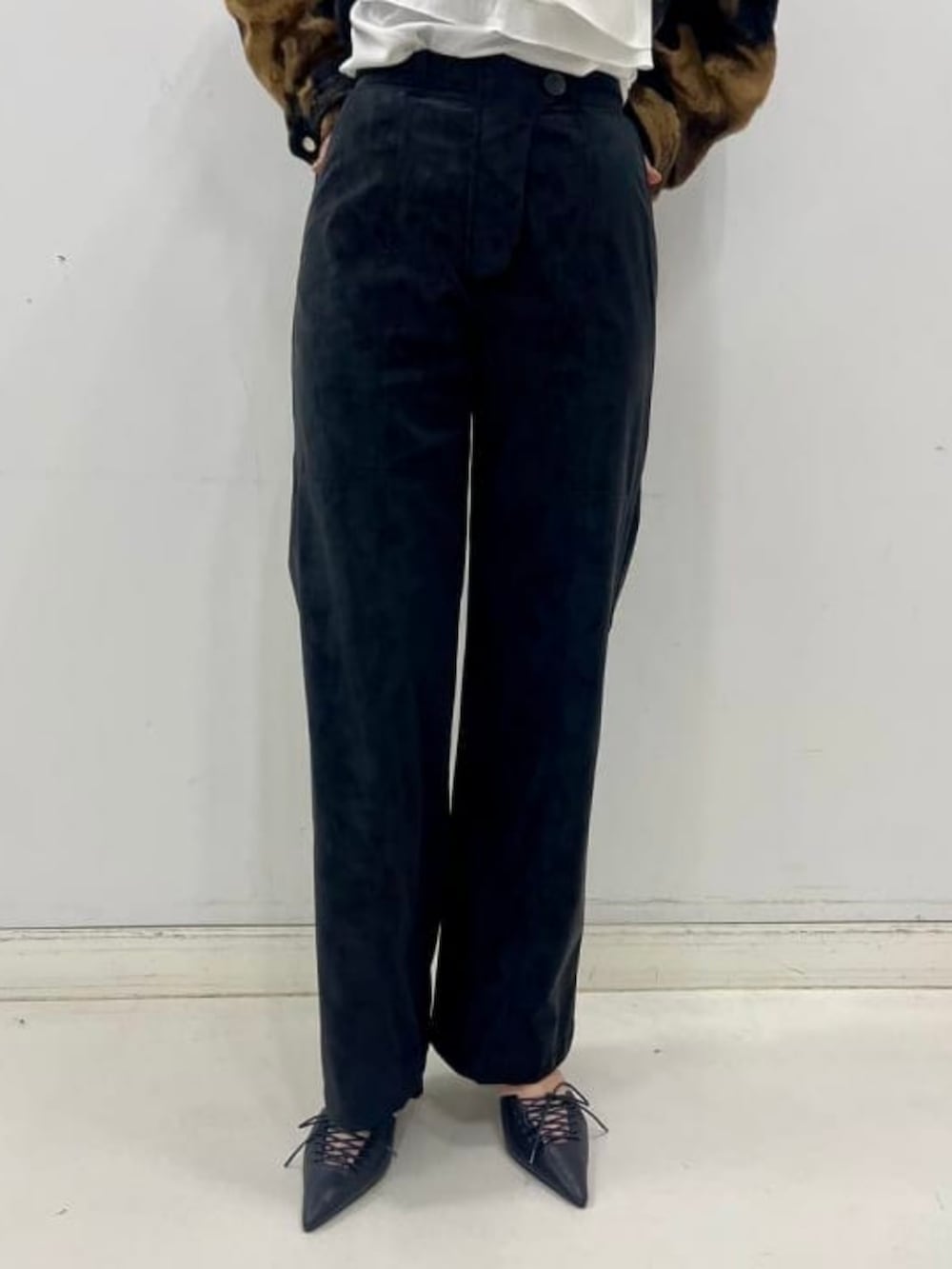 ホワイト系のシャツ/ブラウス、ブラウン系のステンカラーコート、ブラック系のその他パンツを着用したレディースの秋コーディネートの3枚目の写真