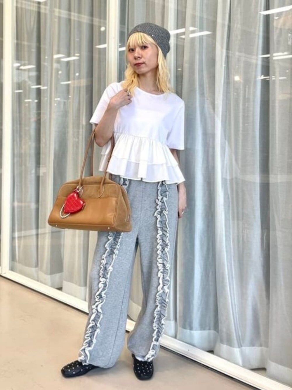 ホワイト系のTシャツ/カットソー、ブルー系のブルゾン、ブラック系のバレエシューズを着用したレディースの秋コーディネートの2枚目の写真