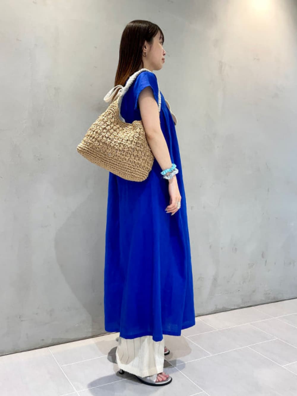 「Ray BEAMS、リネン、リネンワンピース、ブルー、カラーワンピース、ワンピース、きれいめカジュアル、レイヤードスタイル、夏コーデ、オトナ女子」|「Ray BEAMSのストライプ ジャカード ワイド パンツ(その他パンツ、ホワイト系)」を使った、Ray BEAMSさん(レディース・155cm)の夏コーディネートの2枚目の写真