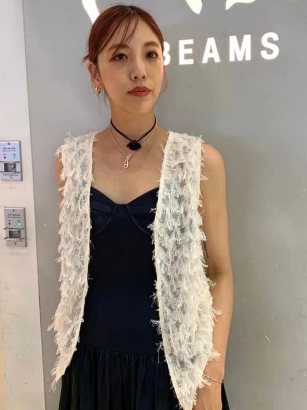 ホワイト系のシャツ/ブラウス、ブルー系のバレエシューズ、ピンク系のネックレスを着用したレディースの夏コーディネートの2枚目の写真