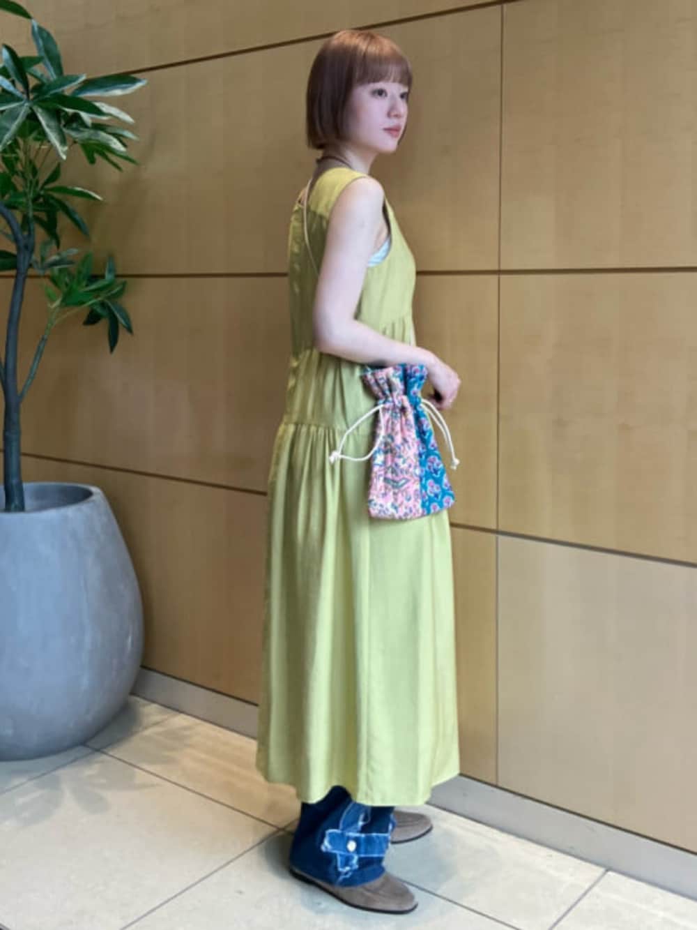 その他のトートバッグ、イエロー系のワンピースを着用したレディースの夏コーディネートの2枚目の写真