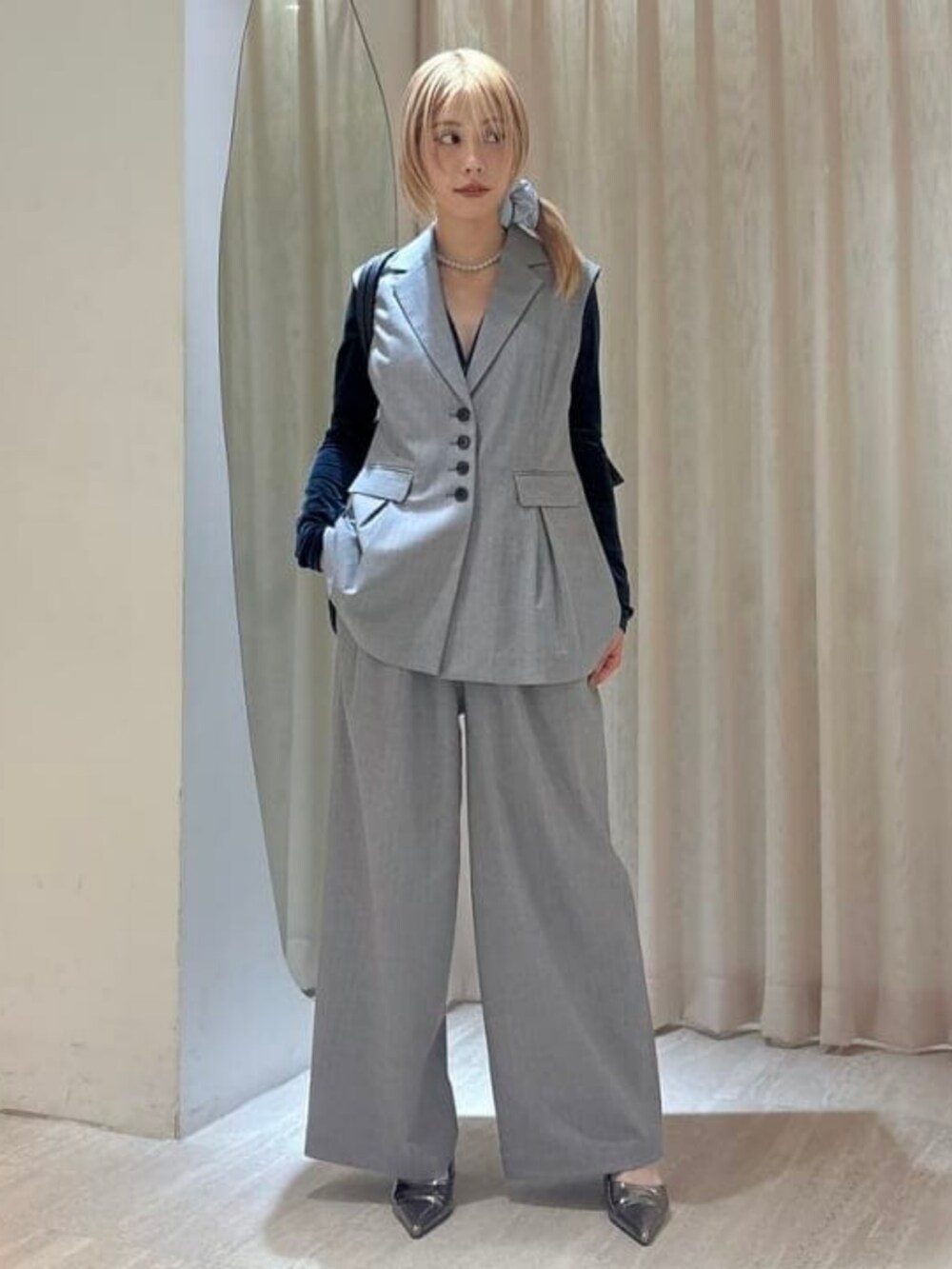 シルバー系のその他パンツ、シルバー系のベスト、ブラック系のパンプスを着用したレディースの秋コーディネートの2枚目の写真