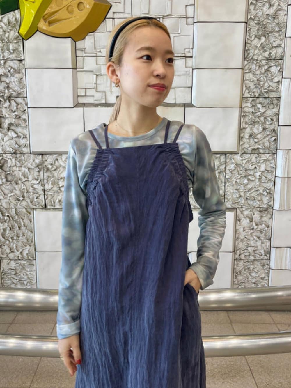 ベージュ系のナイロンジャケット、ブルー系のTシャツ/カットソー、ブルー系のワンピースを着用したレディースの春コーディネートの4枚目の写真