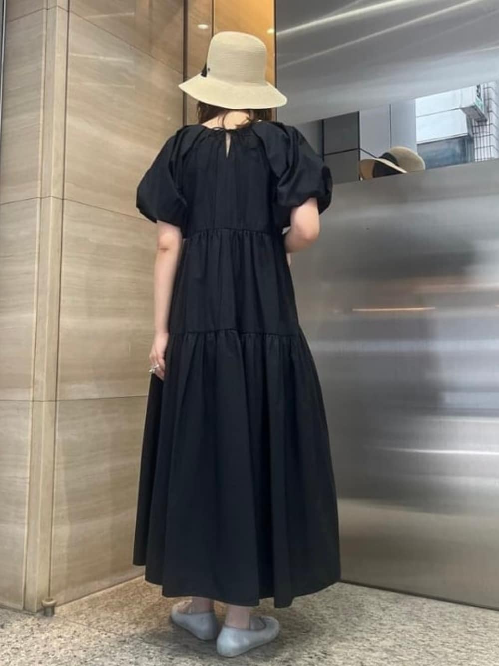 「Ray BEAMS、ワンピース、ワンピーススタイル、雨の日、雨の日コーデ、麦わら帽子、シンプルコーデ、きれいめカジュアル、大人女子」｜「Ray BEAMSのサッカー パフスリーブ Vネック ワンピース [洗える]（ワンピース、ブラック系）」を使った、Ray BEAMSさん（レディース・163cm）の夏コーディネートの3枚目の写真
