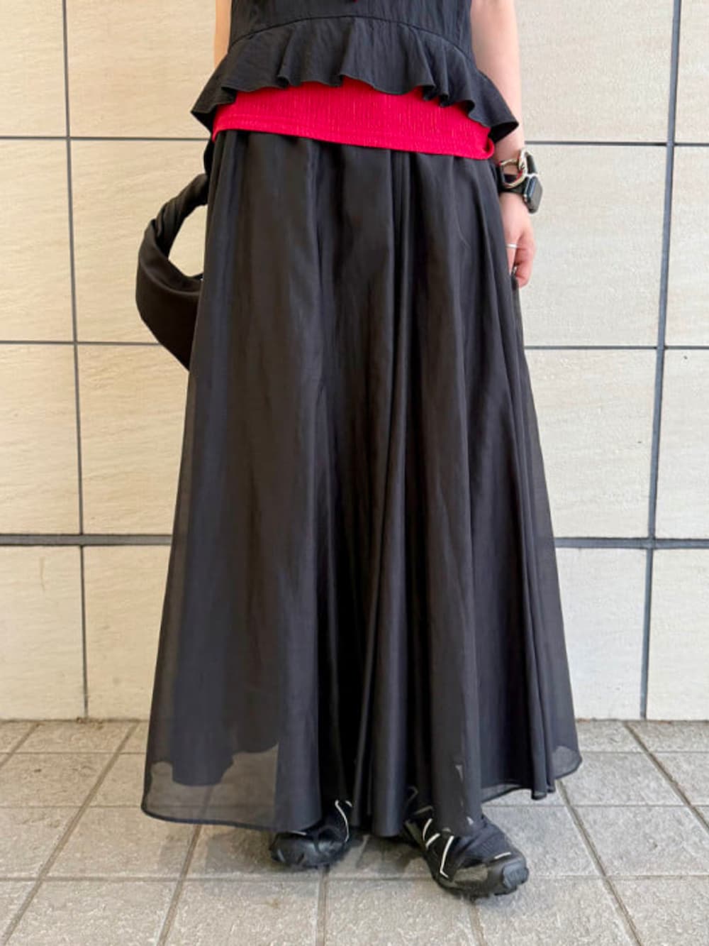 ブラック系のトートバッグ、レッド系のTシャツ/カットソー、ブラック系のスカートを着用したレディースの夏コーディネートの2枚目の写真
