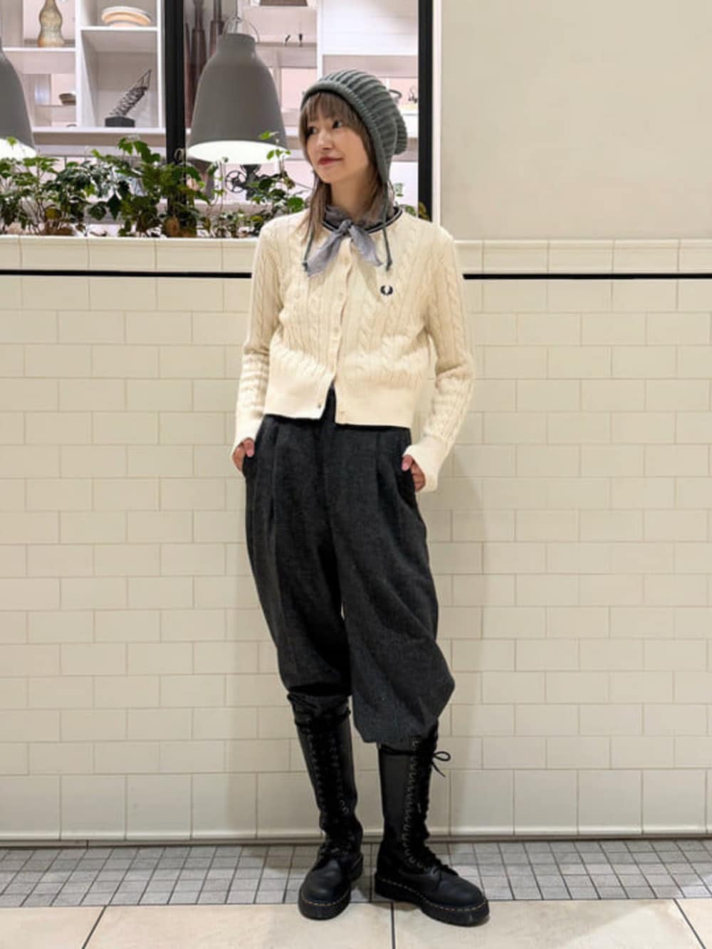 ホワイト系のカーディガン/ボレロ、シルバー系のシャツ/ブラウス、グレー系のスラックスを着用したレディースの秋コーディネートの3枚目の写真