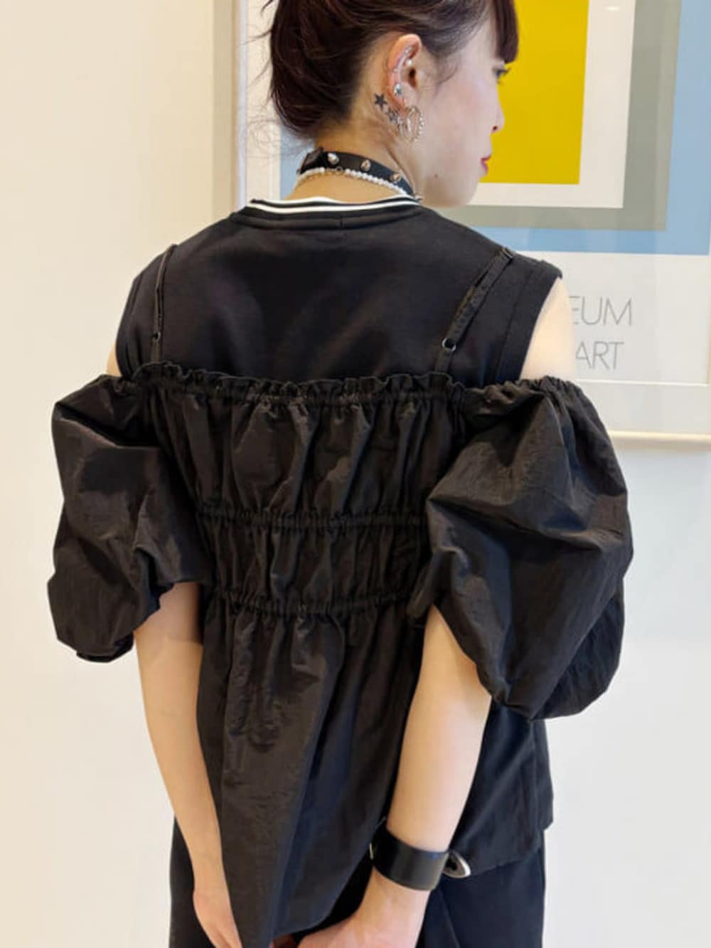 ブラック系のハンドバッグ、ブラック系のワンピース、ブラック系のシャツ/ブラウスを着用したレディースの春コーディネートの4枚目の写真