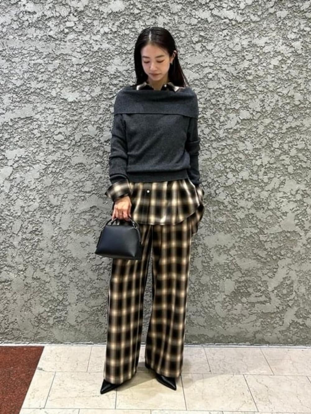 ブラック系のショルダーバッグ、ブラック系のその他パンツ、ブラック系のニット/セーターを着用したレディースの秋コーディネートの2枚目の写真