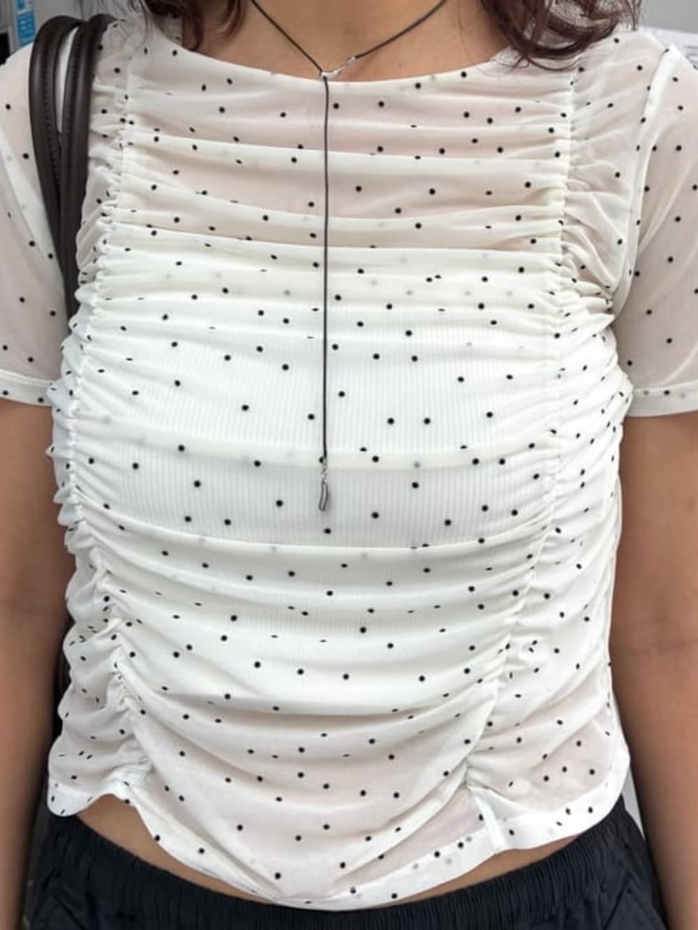 ブラウン系のトートバッグ、ホワイト系のTシャツ/カットソー、ブラック系のその他パンツを着用したレディースの夏コーディネートの2枚目の写真