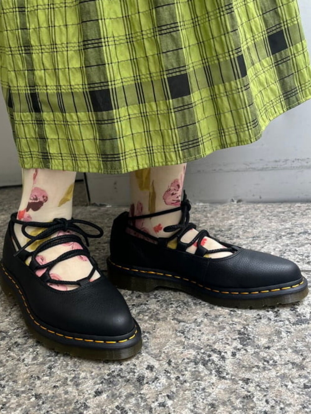 ホワイト系のTシャツ/カットソー、ブラック系のボストンバッグ、グリーン系のワンピースを着用したレディースの春コーディネートの4枚目の写真