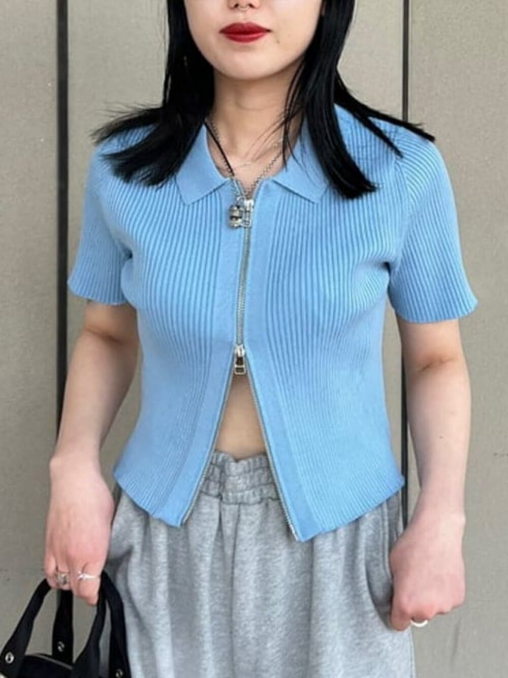 グレー系のスウェットパンツ、ブラック系のボストンバッグ、ブルー系のカーディガン/ボレロを着用したレディースの春コーディネートの2枚目の写真