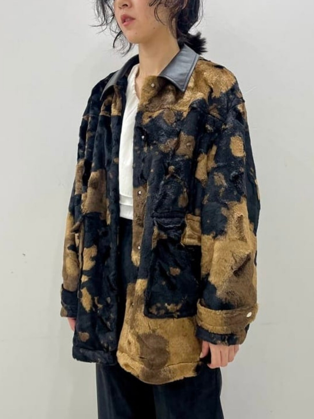 ホワイト系のシャツ/ブラウス、ブラウン系のステンカラーコート、ブラック系のその他パンツを着用したレディースの秋コーディネートの2枚目の写真