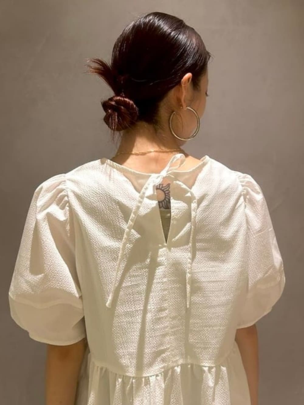 ホワイト系のシャツ/ブラウス、レッド系のソックス/靴下を着用したレディースの春コーディネートの4枚目の写真