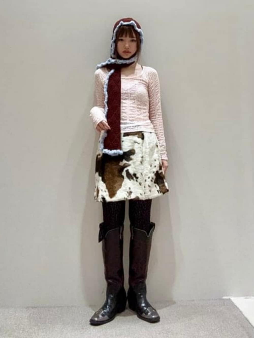 その他のスカート、レッド系のマフラーを着用したレディースの秋コーディネートの2枚目の写真