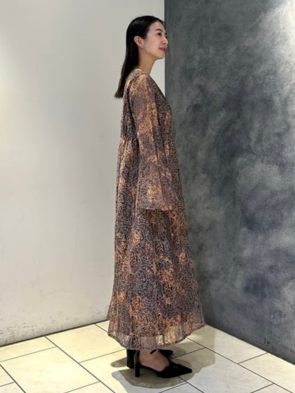 ブラウン系のワンピース、シルバー系のネックレスを着用したレディースの秋コーディネートの2枚目の写真