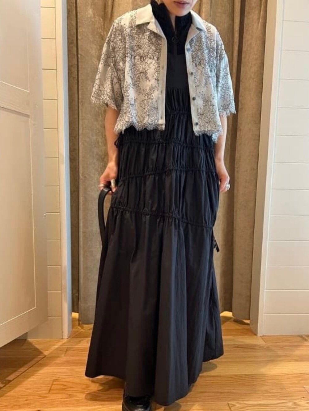 ブラック系のハンドバッグ、ブルー系のシャツ/ブラウス、ブラック系のワンピースを着用したレディースの春コーディネートの2枚目の写真