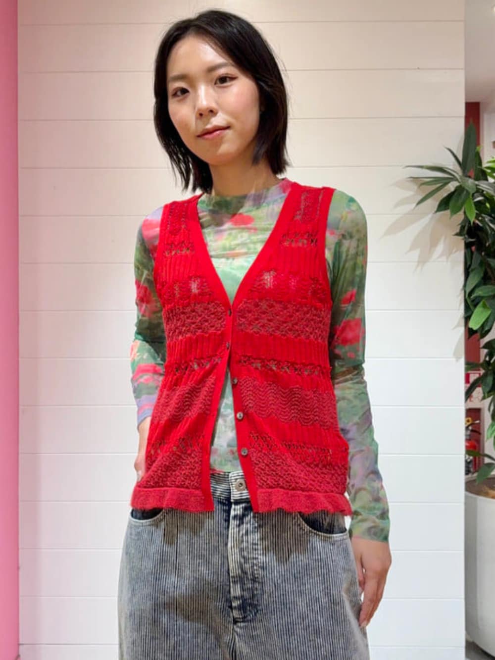 ブルー系のその他パンツ、レッド系のベストを着用したレディースの夏コーディネートの2枚目の写真