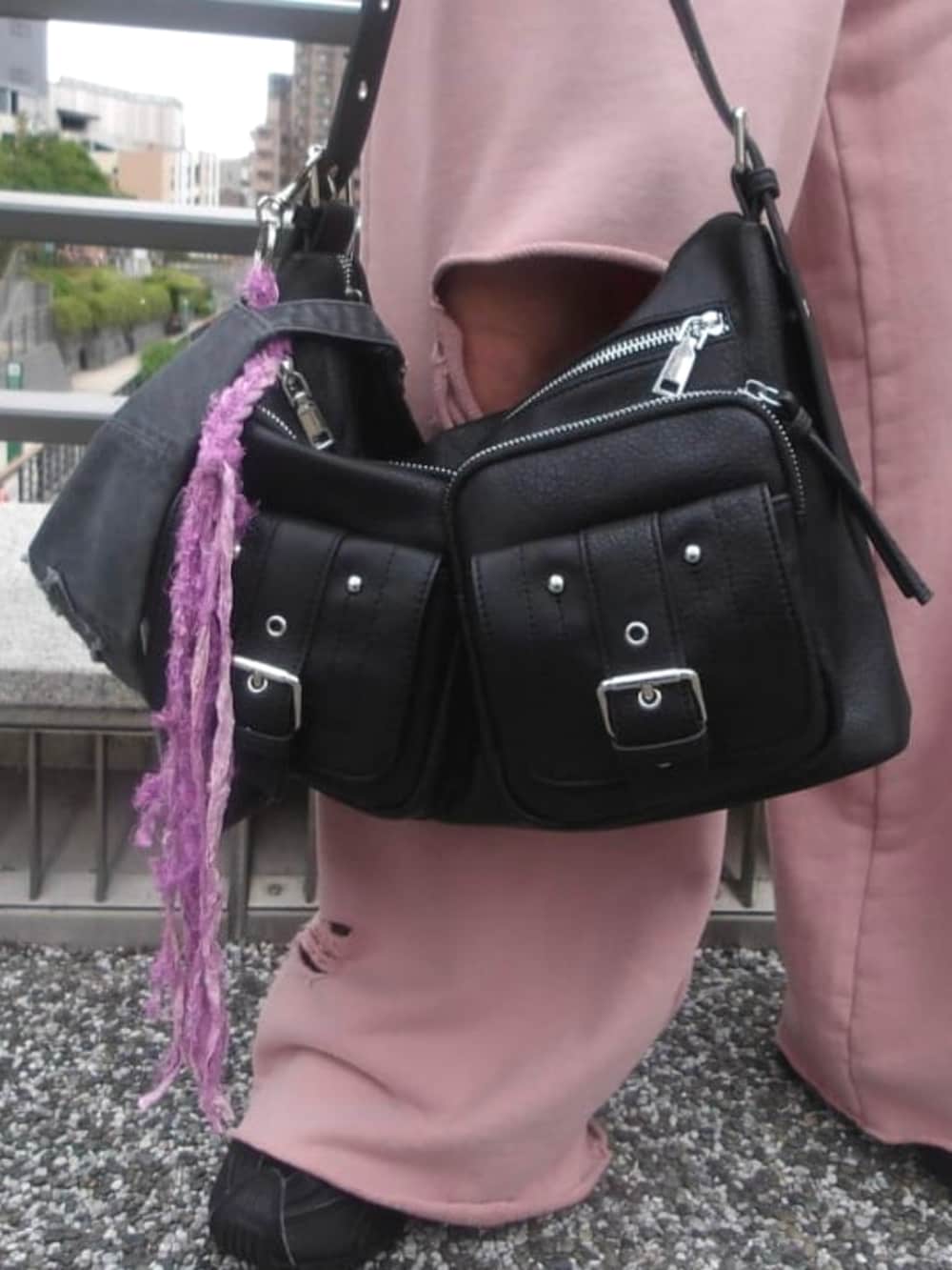 ピンク系のスウェットパンツ、ブラック系のトートバッグ、ブラック系のベストを着用したレディースの春コーディネートの3枚目の写真