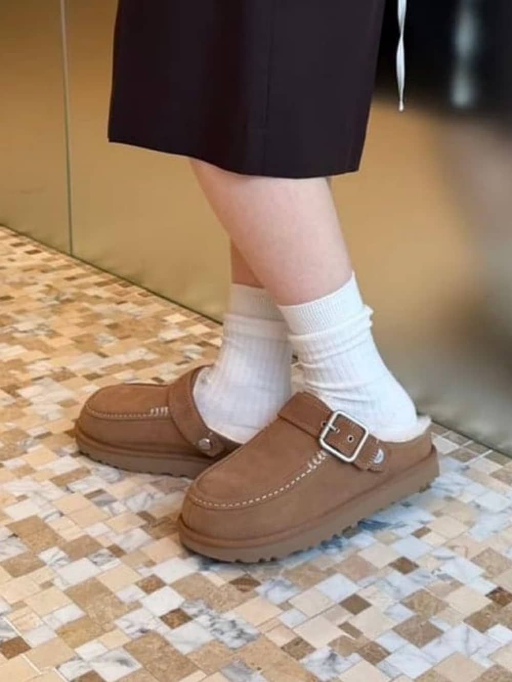 ブラウン系のスリッポン、ブラウン系のその他パンツ、ホワイト系のソックス/靴下を着用したレディースの秋コーディネートの2枚目の写真