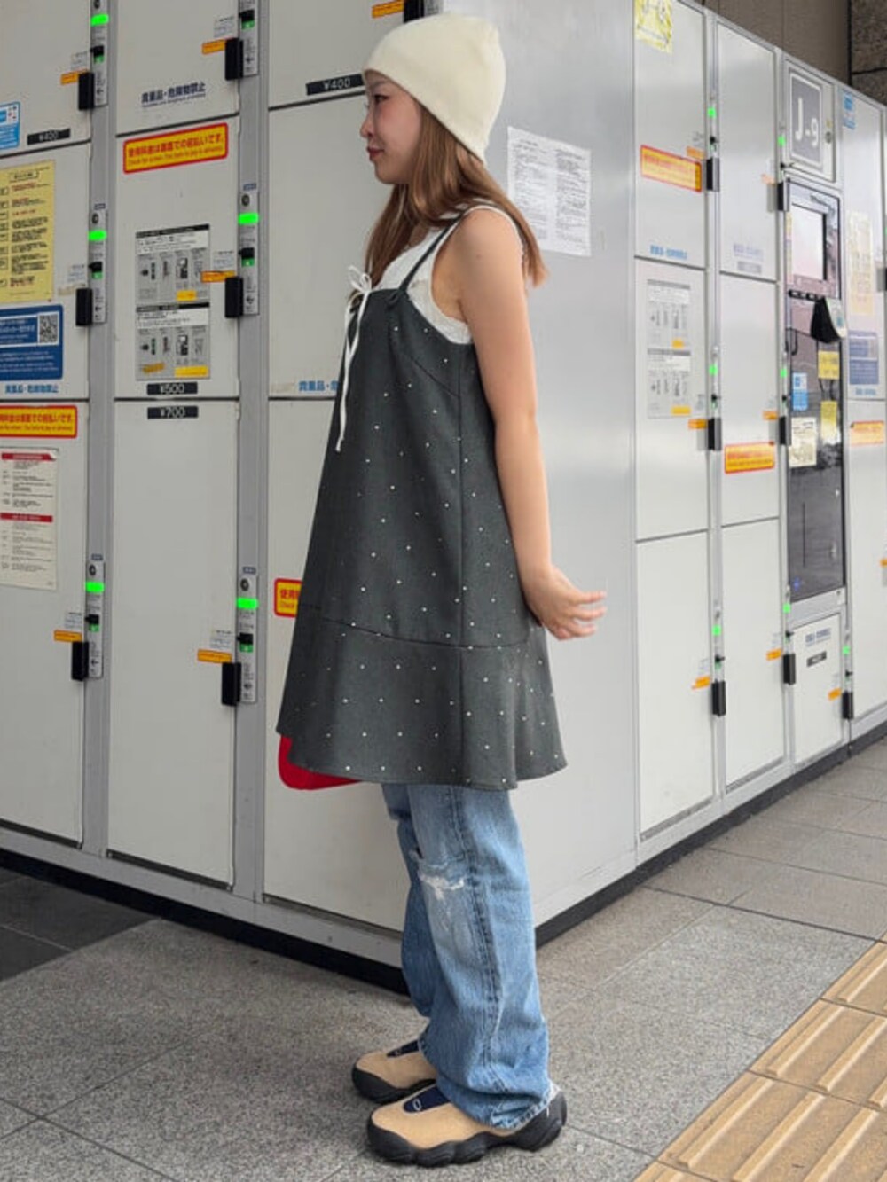 レッド系のボストンバッグ、グレー系のワンピース、ホワイト系のシャツ/ブラウスを着用したレディースの夏コーディネートの2枚目の写真