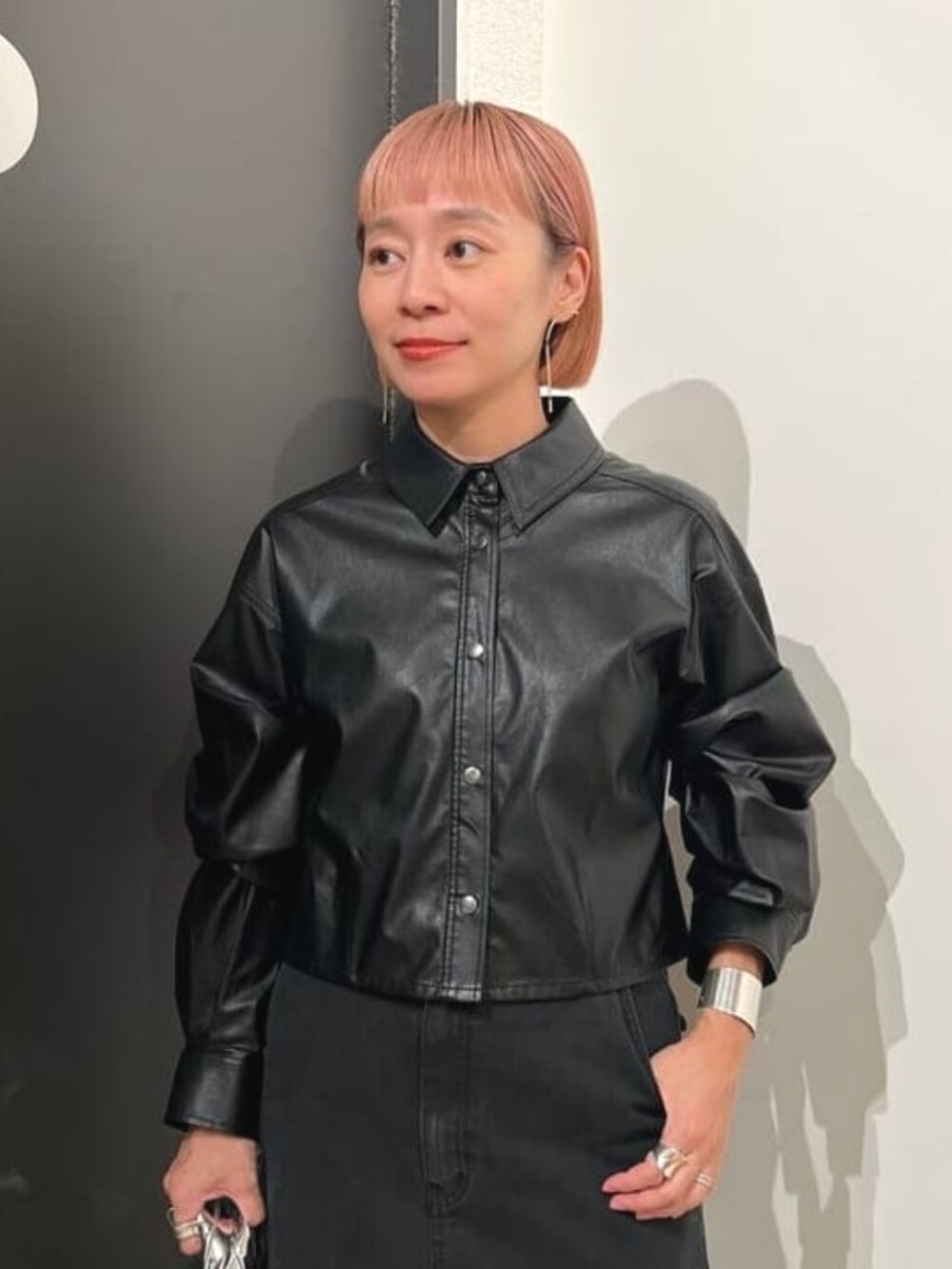 ブラック系のスカート、ブラック系のシャツ/ブラウス、シルバー系のトートバッグを着用したレディースの秋コーディネートの2枚目の写真