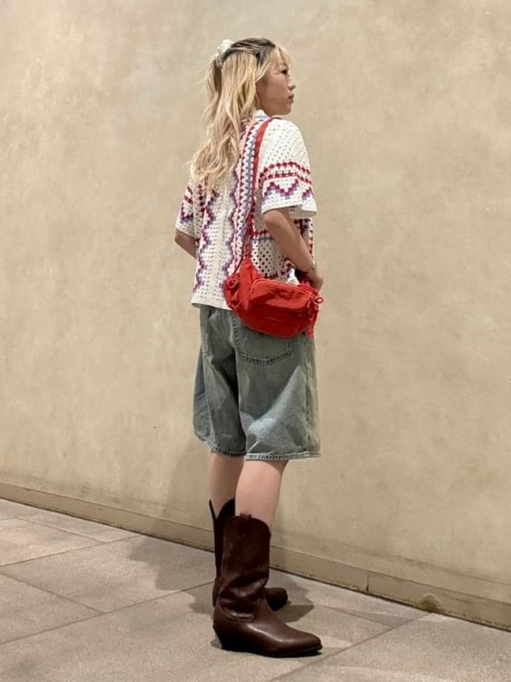 「Ray BEAMS、Levis、ウエスタンブーツ、ヒッピースタイル、ハーフパンツ、カジュアルコーデ、低身長コーデ」｜「Ray BEAMSの【別注】CONTROL FREAK / ダウニー ショルダー バッグ（トートバッグ、レッド系）」を使った、Ray BEAMSさん（レディース・152cm）の春コーディネートの2枚目の写真