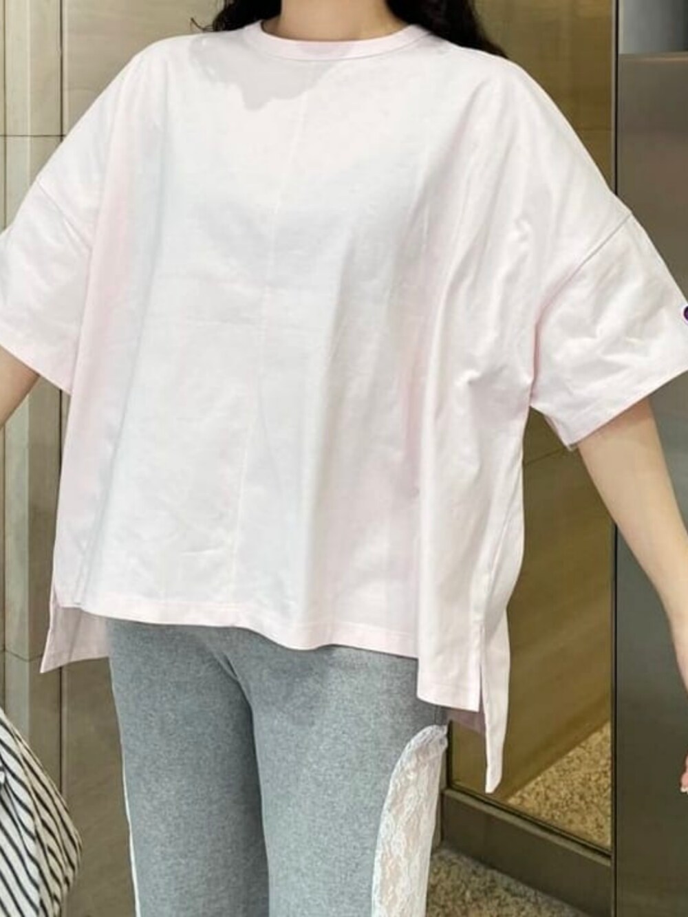 ピンク系のTシャツ/カットソー、グレー系のその他パンツ、ホワイト系のトートバッグを着用したレディースの春コーディネートの3枚目の写真