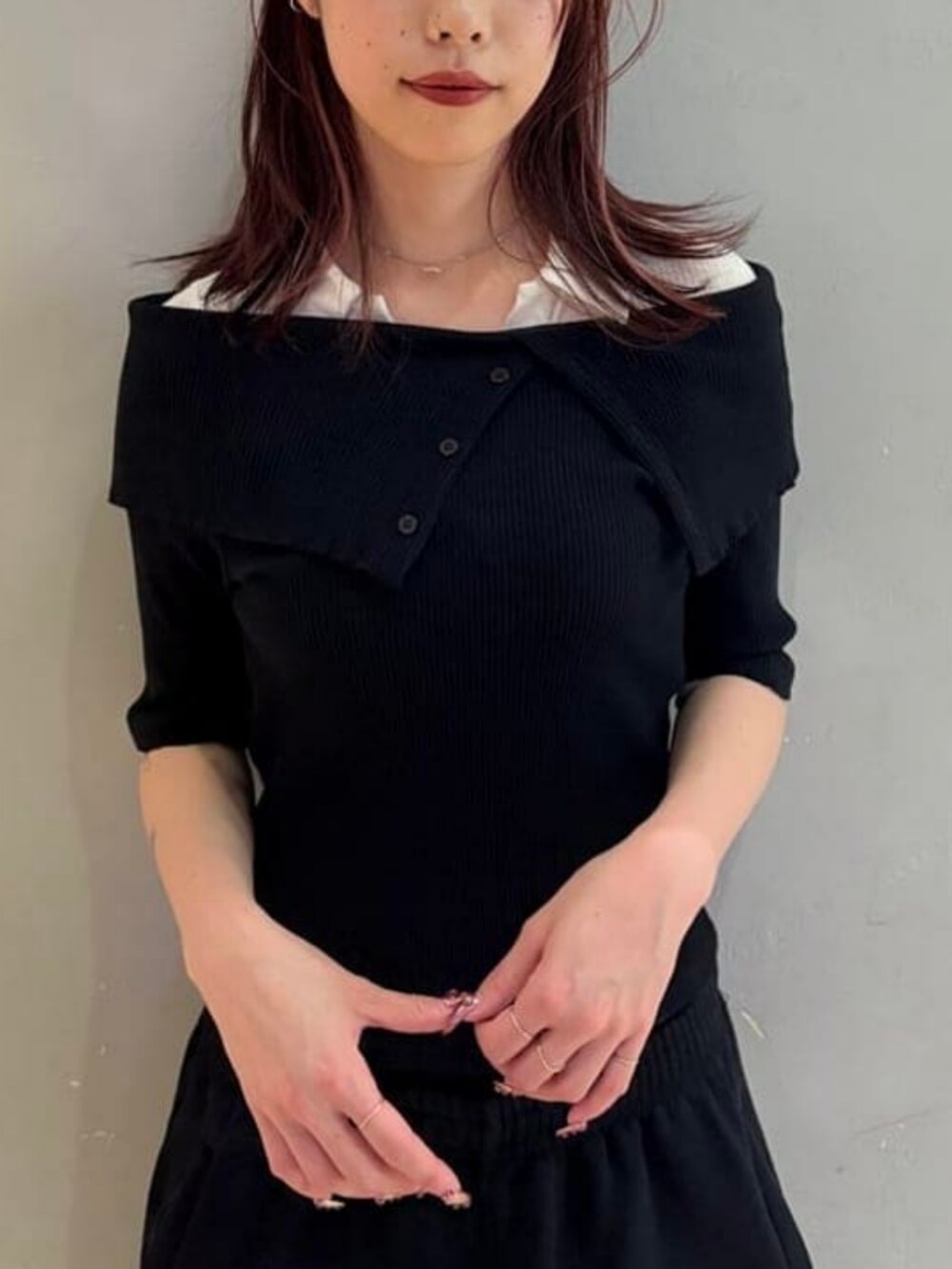 ブラック系のTシャツ/カットソー、ブルー系のスニーカーを着用したレディースの夏コーディネートの3枚目の写真