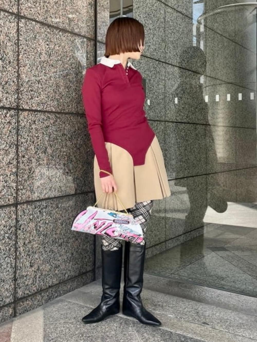 ホワイト系のTシャツ/カットソー、ベージュ系のその他パンツを着用したレディースの春コーディネートの2枚目の写真