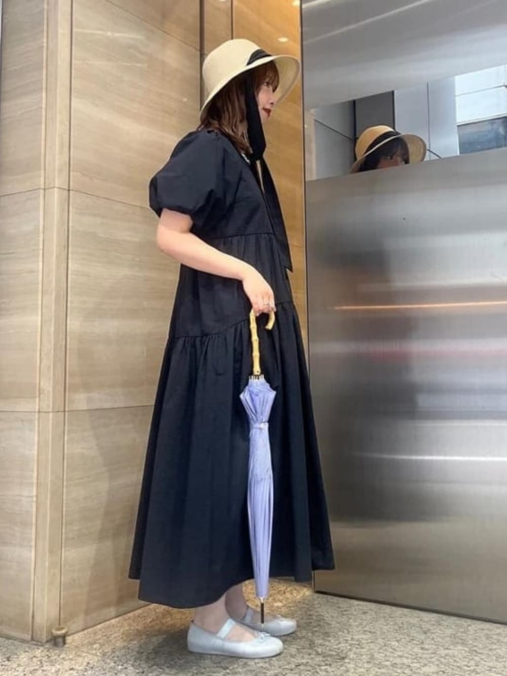 「Ray BEAMS、ワンピース、ワンピーススタイル、雨の日、雨の日コーデ、麦わら帽子、シンプルコーデ、きれいめカジュアル、大人女子」｜「Ray BEAMSのサッカー パフスリーブ Vネック ワンピース [洗える]（ワンピース、ブラック系）」を使った、Ray BEAMSさん（レディース・163cm）の夏コーディネートの2枚目の写真