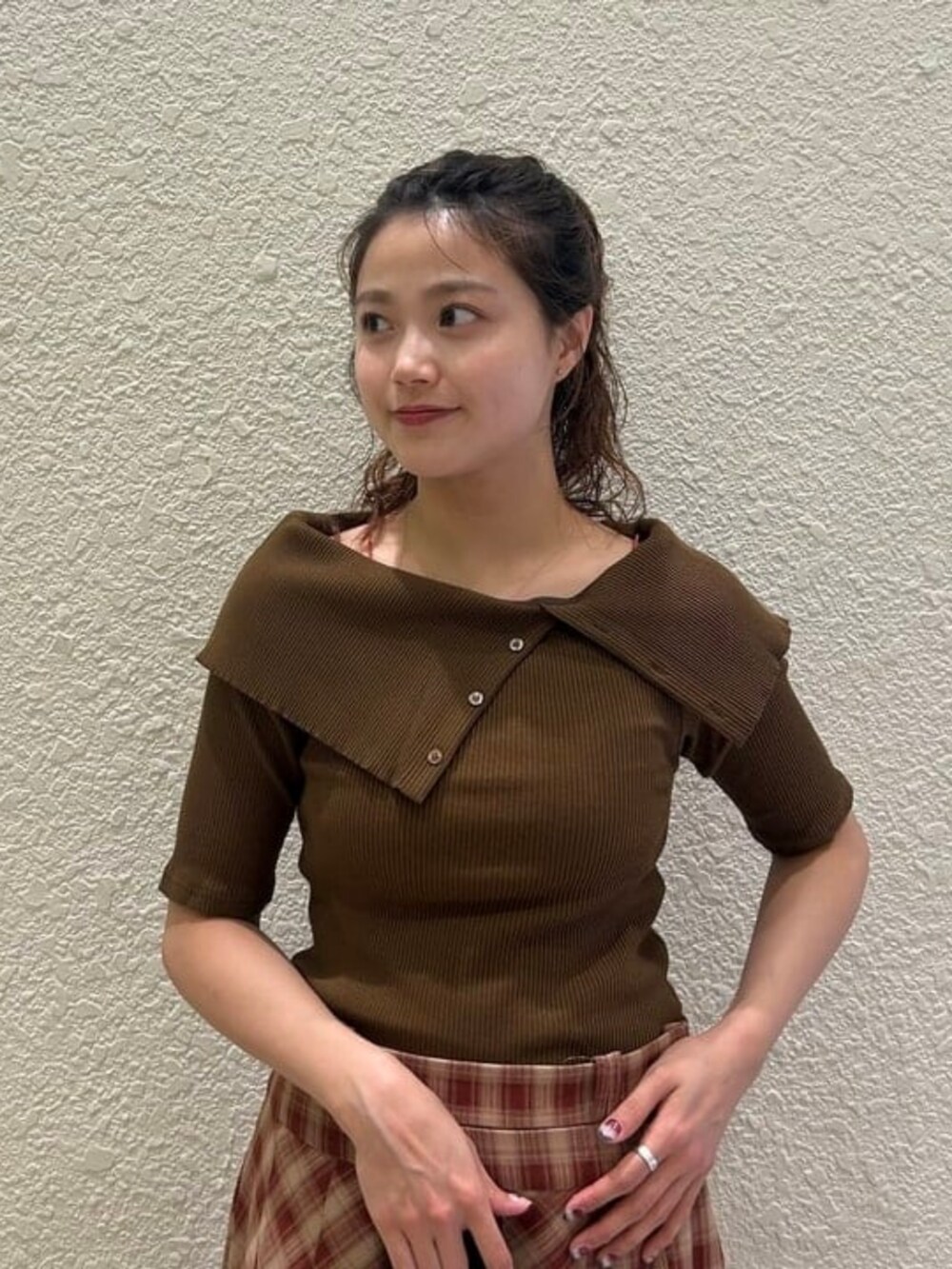 ブラウン系のスカート、ブラウン系のTシャツ/カットソー、ホワイト系のかごバッグを着用したレディースの春コーディネートの2枚目の写真