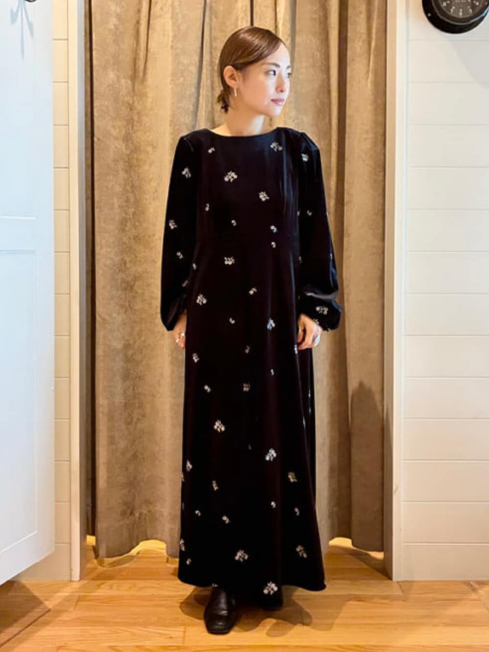 ブラック系のテーラードジャケット、ブラック系のワンピースを着用したレディースの秋コーディネートの3枚目の写真