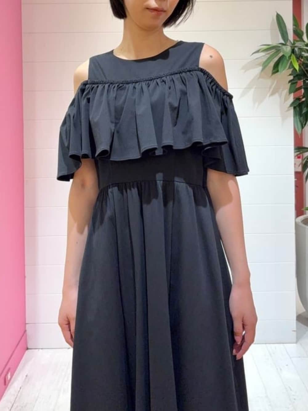 ブラック系のワンピース、シルバー系のトートバッグを着用したレディースの夏コーディネートの4枚目の写真