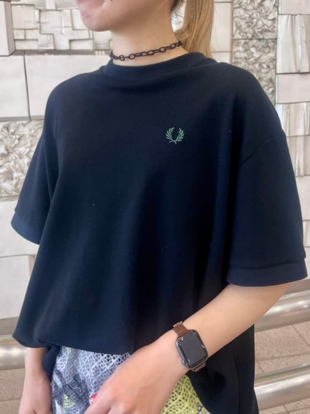 「Ray BEAMS、Tシャツ、ロゴT、オーバーサイズ、柄スカート、夏ルックで気分アップ、夏コーデ、韓国ファッション、ショルダーバッグ、スポーツミックス、お出かけコーデ、トートバッグ、ロングスカート、レイヤードスタイル、夏ファッション」|「FRED PERRYの【別注】FRED PERRY / Reluxed Pique T-shirt(Tシャツ/カットソー、ブラック系)」を使った、Ray BEAMSさん(レディース・160cm)の夏コーディネートの2枚目の写真