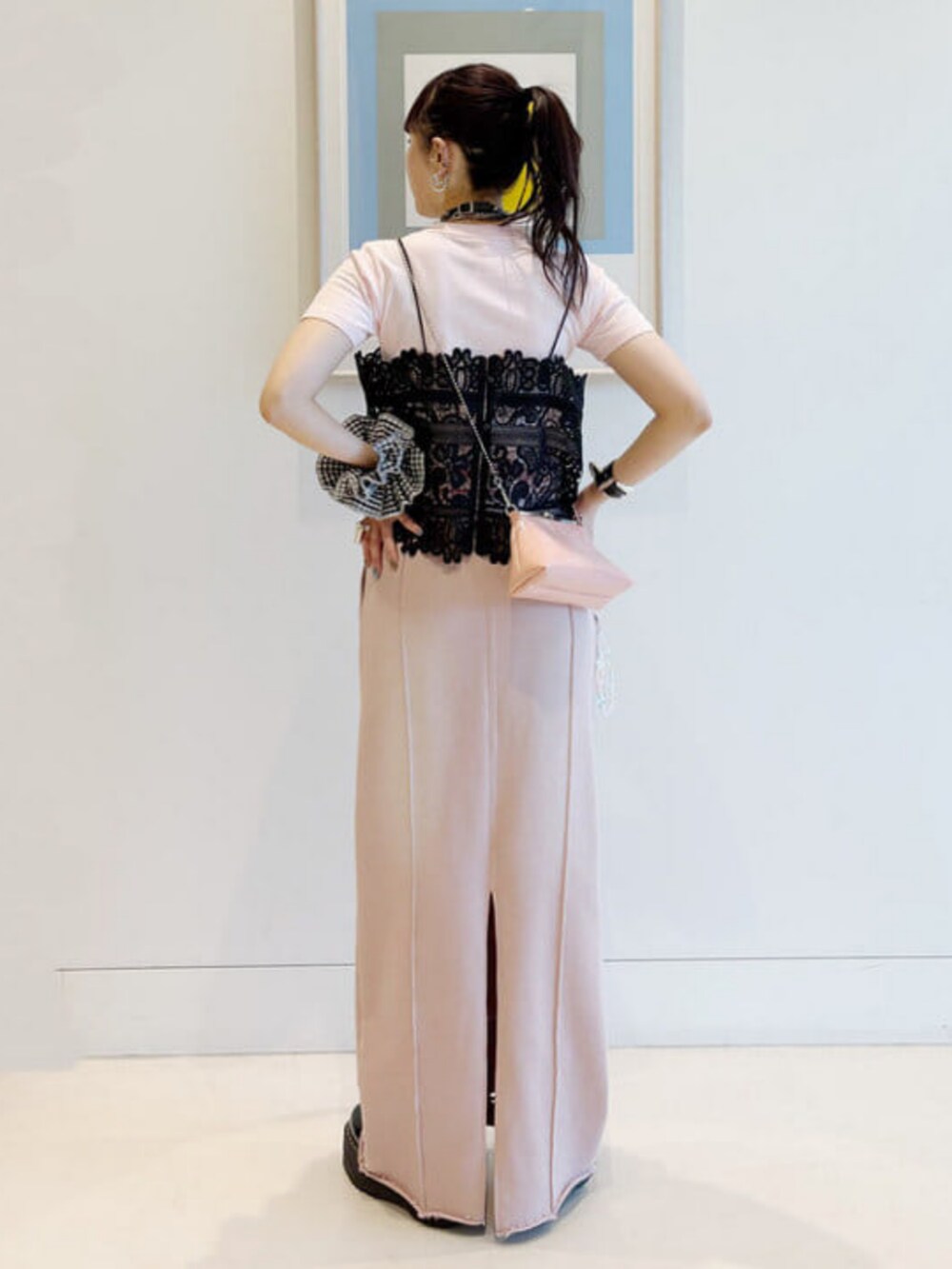 ピンク系のTシャツ/カットソー、ブラック系のキャミソール、ピンク系のスカートを着用したレディースの春コーディネートの3枚目の写真