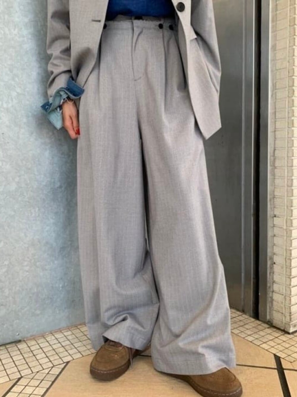 シルバー系のテーラードジャケット、シルバー系のその他パンツを着用したレディースの秋コーディネートの3枚目の写真