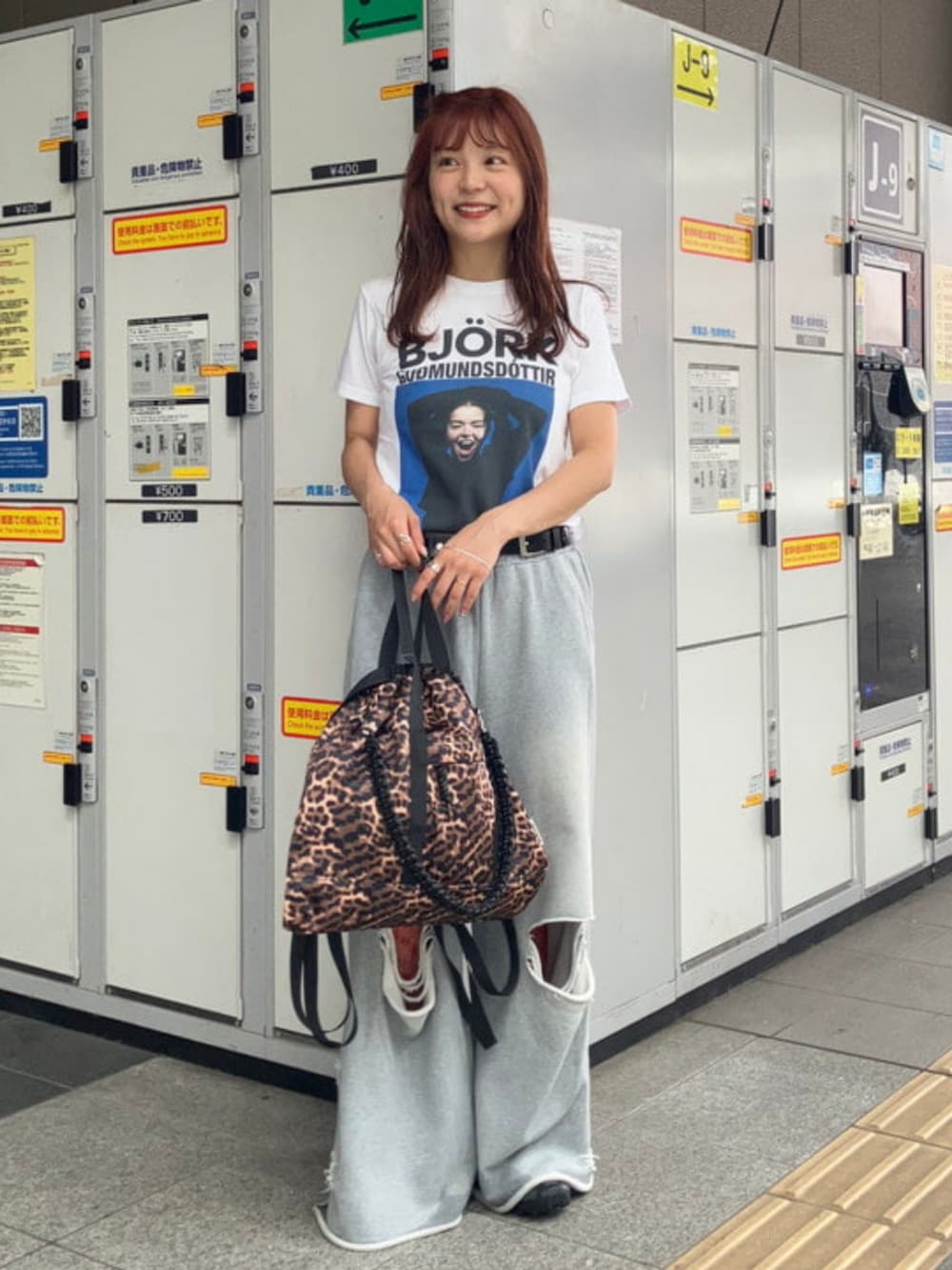 グレー系のスウェットパンツ、ホワイト系のTシャツ/カットソー、その他のトートバッグを着用したレディースの夏コーディネートの2枚目の写真