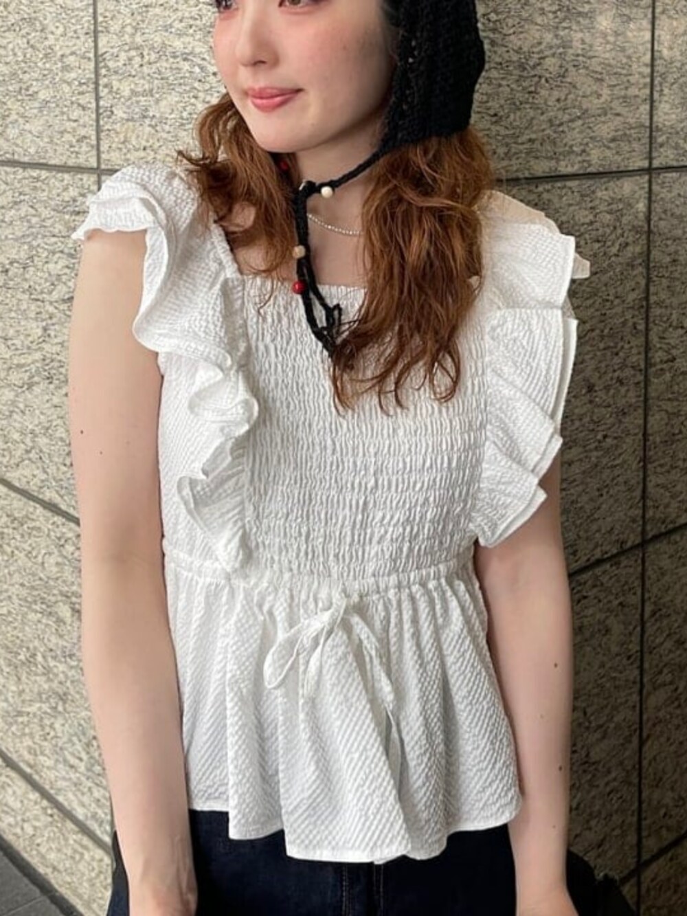 ホワイト系のシャツ/ブラウス、ブラック系のニットキャップ/ビーニーを着用したレディースの夏コーディネートの2枚目の写真