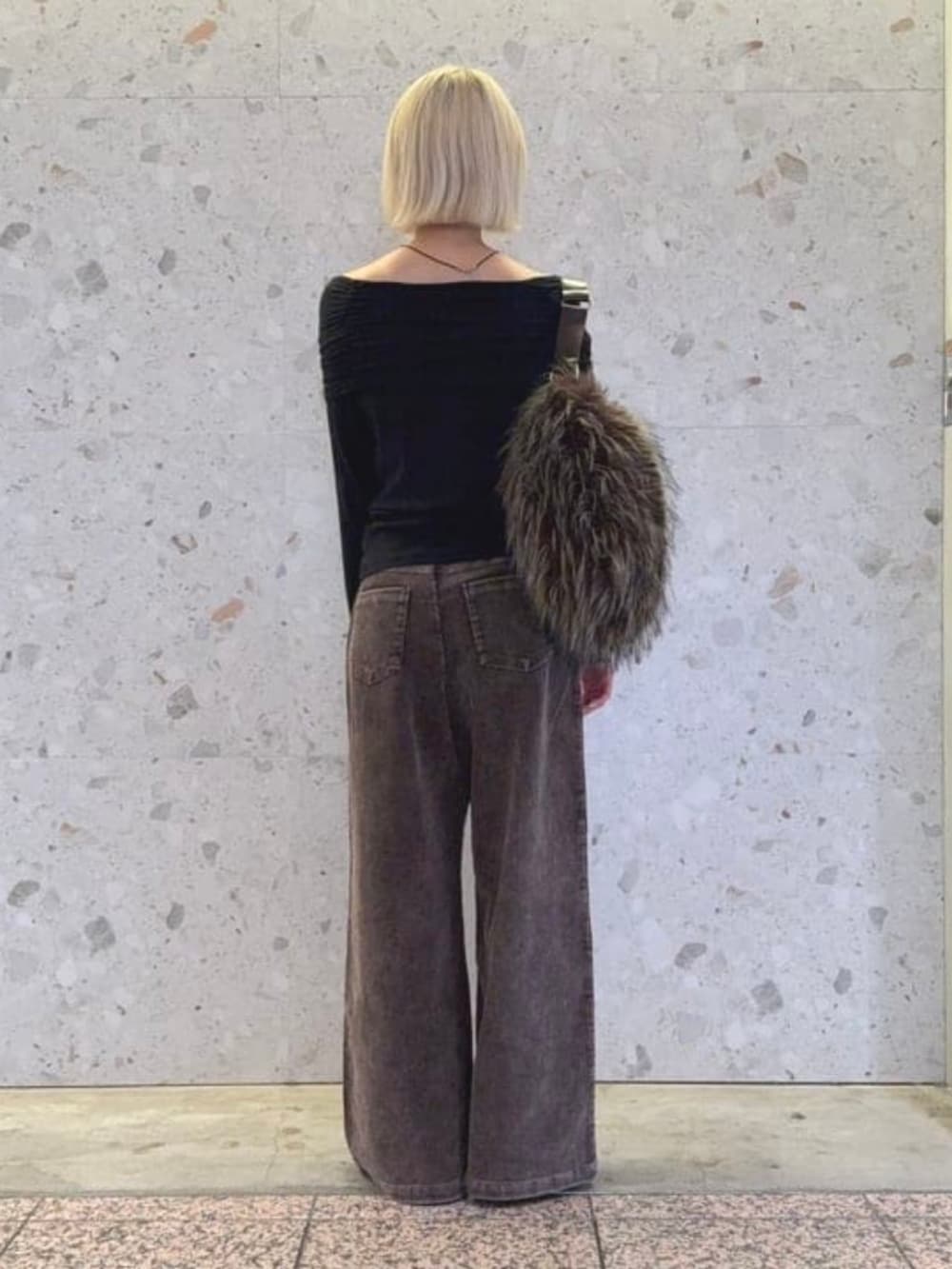 ブラウン系のその他パンツ、ブラウン系のトートバッグ、ブラック系のTシャツ/カットソーを着用したレディースの秋コーディネートの2枚目の写真